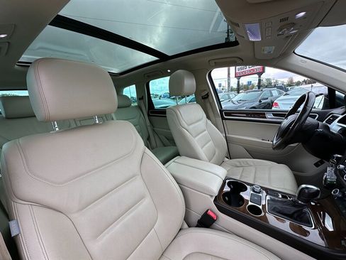 Used 2015 Volkswagen Touareg Sport image 13
