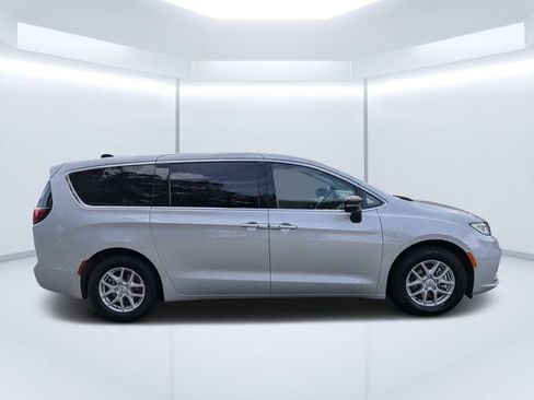 Used 2024 Chrysler Pacifica Touring-L FWD image 2