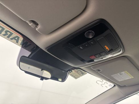 Used 2024 Kia Carnival EX image 20