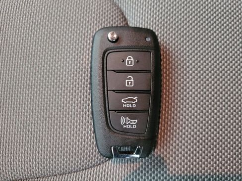 Used 2025 Hyundai Elantra SE image 32