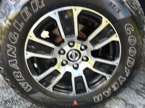 Used 2021 Nissan Titan SV w/ SV Convenience Package image 25