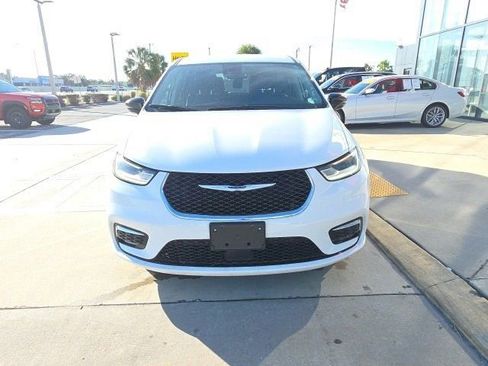 Used 2024 Chrysler Pacifica Select image 10