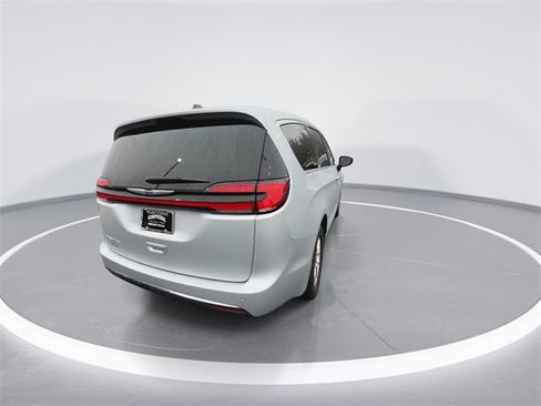 Used 2024 Chrysler Pacifica Touring-L image 8