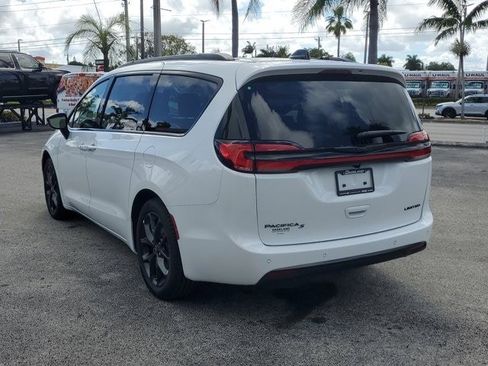 New 2026 Chrysler Pacifica Limited FWD image 3