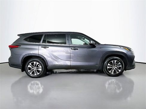 Used 2023 Toyota Highlander XLE image 8