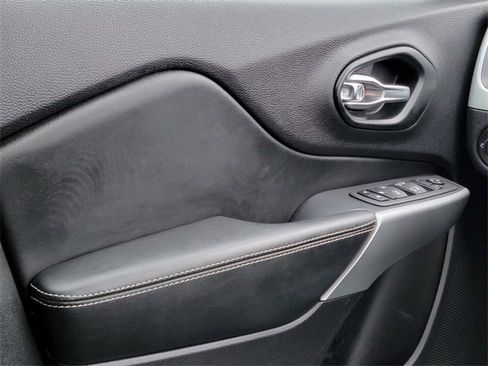 Certified 2022 Jeep Cherokee Latitude w/ Sun & Sound Group image 37