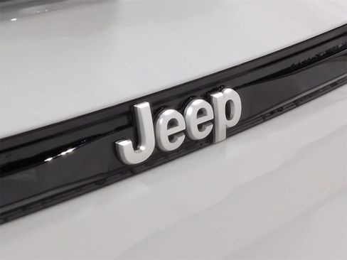 Used 2025 Jeep Grand Cherokee Laredo X w/ Luxury Tech Group I image 12