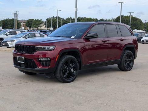 Used 2024 Jeep Grand Cherokee Limited w/ Black Appearance Package AWD/4WD image 10