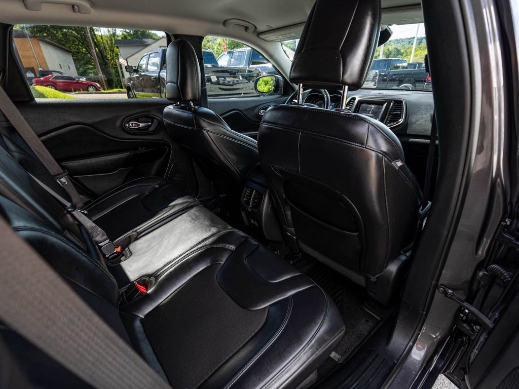 Used 2021 Jeep Cherokee Latitude Plus AWD/4WD image 30