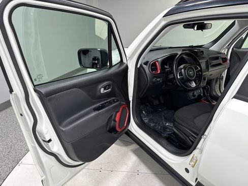 Used 2018 Jeep Renegade Trailhawk w/ Cold Weather Group II AWD/4WD image 8