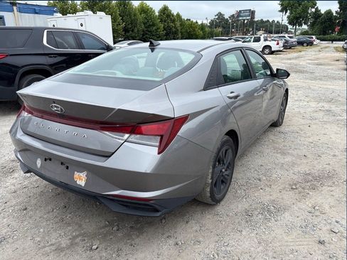 Used 2022 Hyundai Elantra SEL w/ Convenience Package FWD image 8