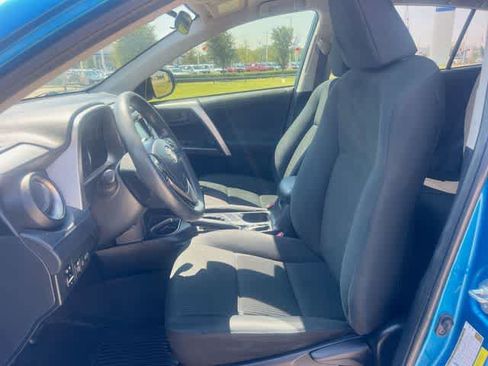 Used 2018 Toyota RAV4 LE FWD image 11