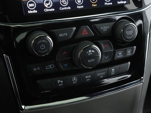 Used 2021 Jeep Grand Cherokee Laredo X image 15