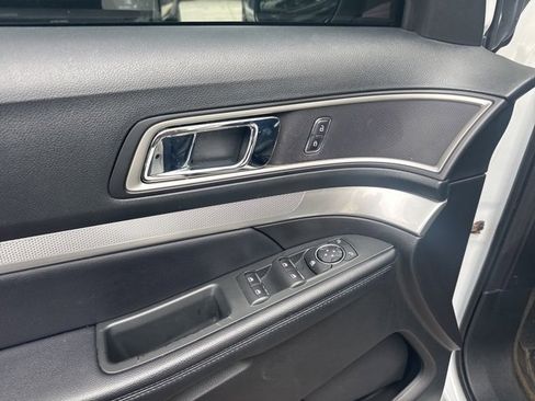 Used 2017 Ford Explorer XLT image 13