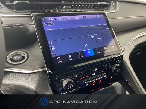 Used 2023 Jeep Grand Cherokee Limited AWD/4WD image 2