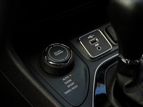 Used 2019 Jeep Cherokee Limited image 16