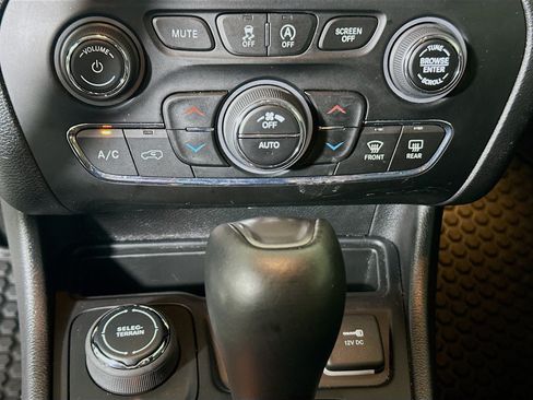 Used 2020 Jeep Cherokee Latitude Plus w/ Comfort/Convenience Group AWD/4WD image 23