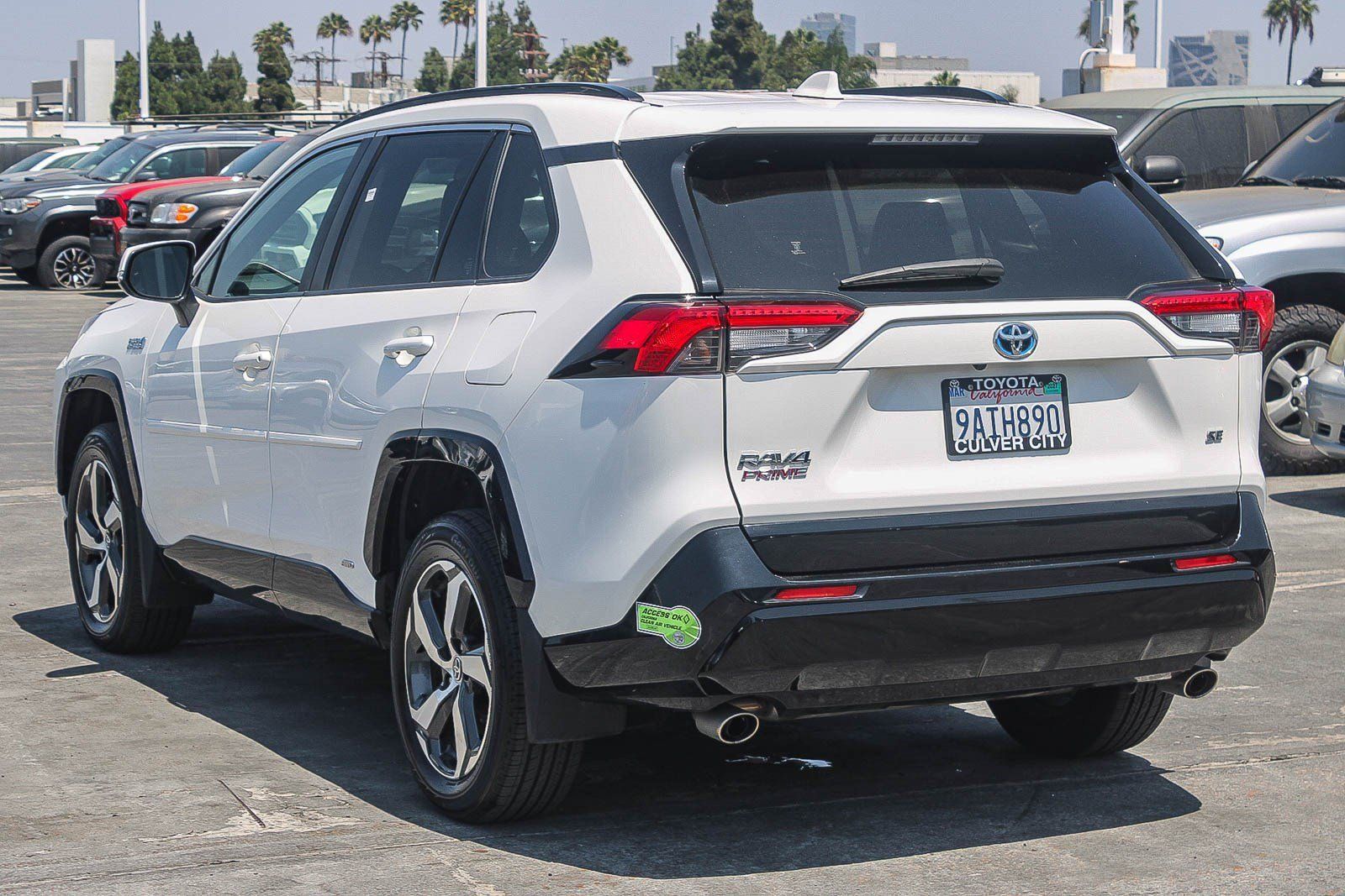 Used 2022 Toyota RAV4 SE w/ Weather & Moonroof Package AWD/4WD image 7