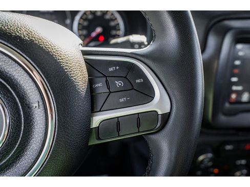 Used 2018 Jeep Renegade Latitude w/ Popular Equipment Group image 13