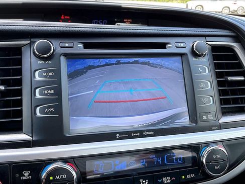 Used 2018 Toyota Highlander SE FWD image 39