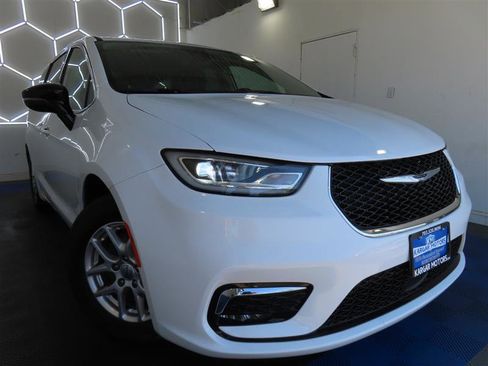 Used 2024 Chrysler Pacifica Touring-L FWD image 3