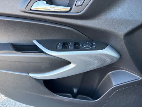 Used 2025 Chevrolet Trax RS w/ Driver Confidence Package FWD image 19