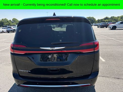 Used 2025 Chrysler Pacifica Select FWD image 4