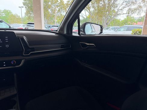 Used 2025 Kia Sportage LX image 30