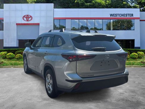 Used 2024 Toyota Highlander LE FWD image 4