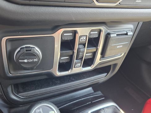 Used 2025 Jeep Wrangler Unlimited Sahara AWD/4WD image 23
