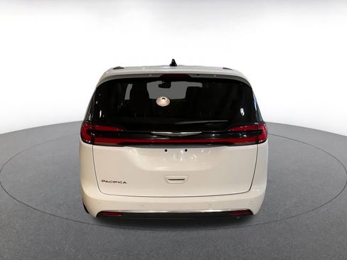 Used 2024 Chrysler Pacifica Touring-L image 12