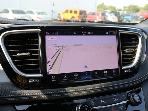 Used 2025 Chrysler Pacifica Limited FWD image 33