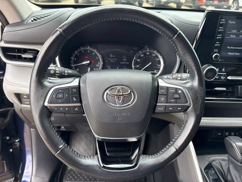 Certified 2021 Toyota Highlander XLE AWD/4WD image 10