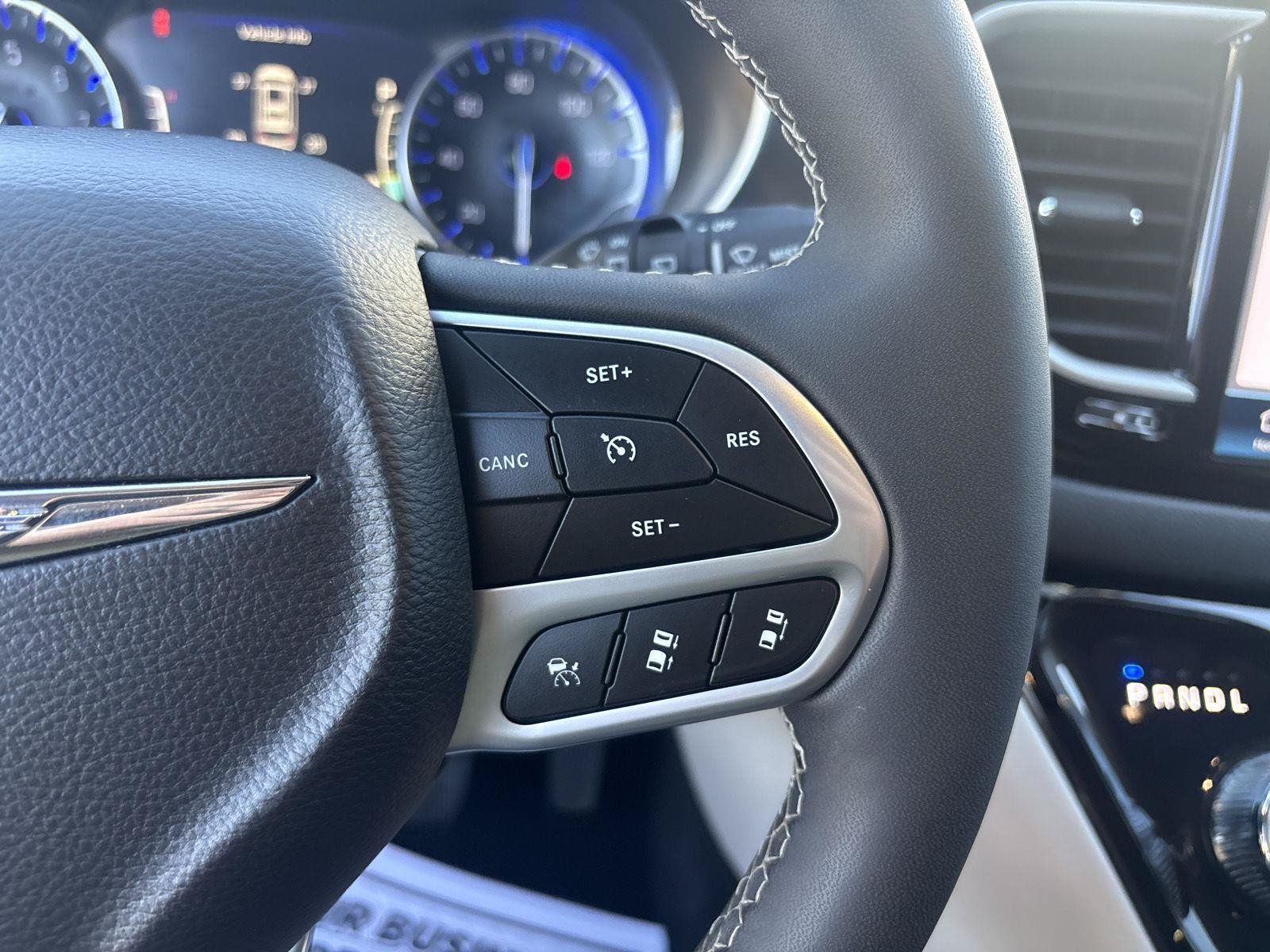Used 2024 Chrysler Pacifica Touring-L FWD image 19