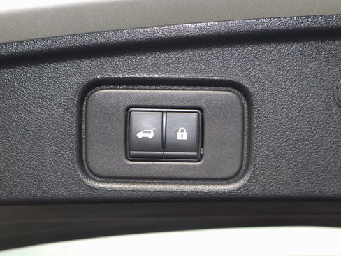 Used 2025 Nissan Pathfinder SV FWD image 19