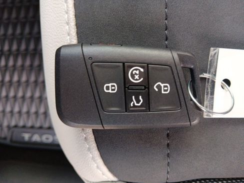 Used 2025 Volkswagen Taos SE image 26