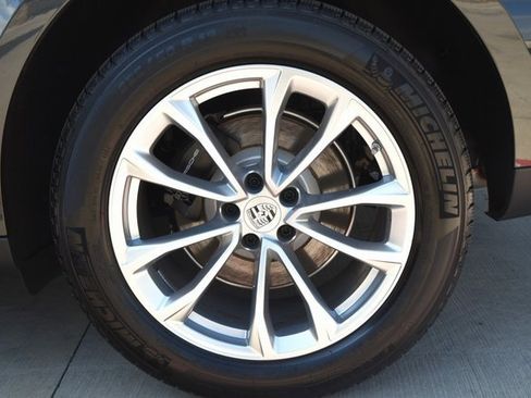 Certified 2025 Porsche Macan image 13