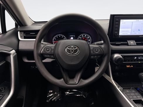 Used 2021 Toyota RAV4 LE AWD/4WD image 12