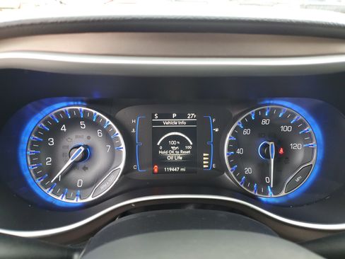 Used 2018 Chrysler Pacifica Touring-L w/ Premium Audio Group image 25