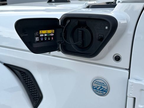 Used 2022 Jeep Wrangler Unlimited Sahara AWD/4WD image 17