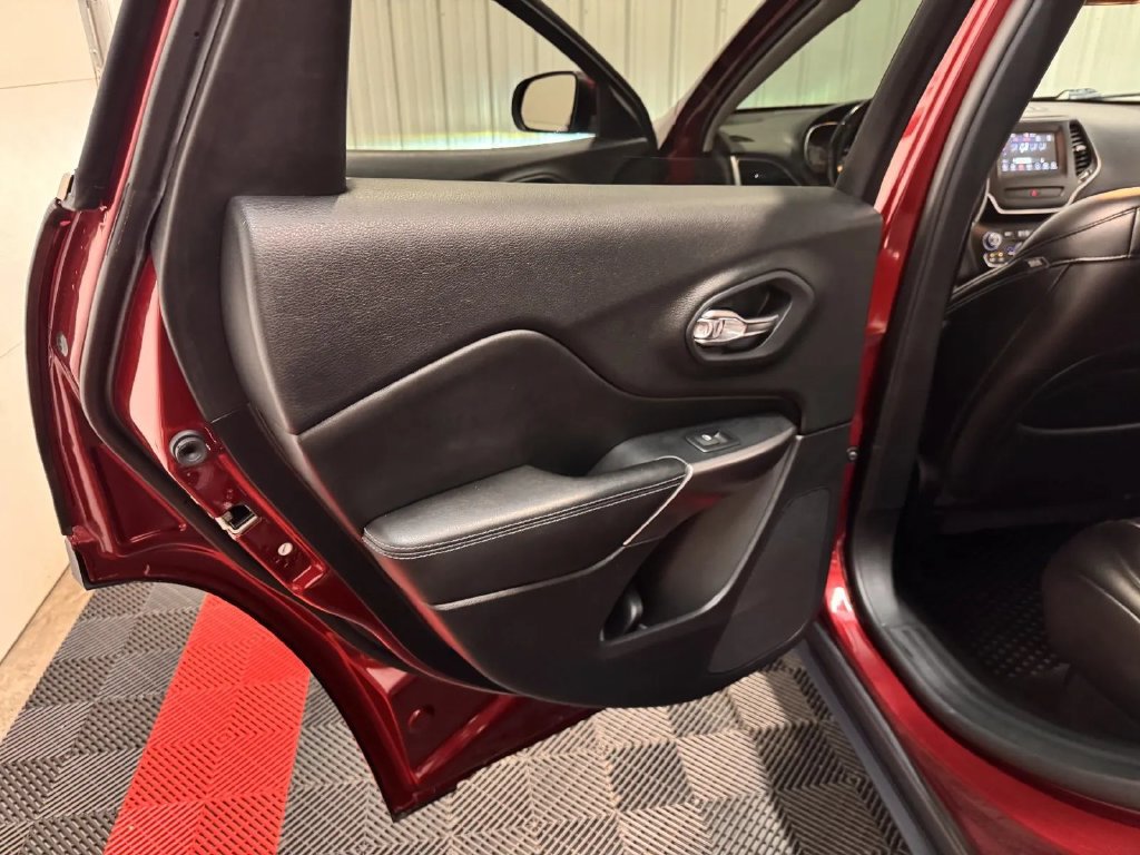 Used 2019 Jeep Cherokee Latitude Plus FWD image 40