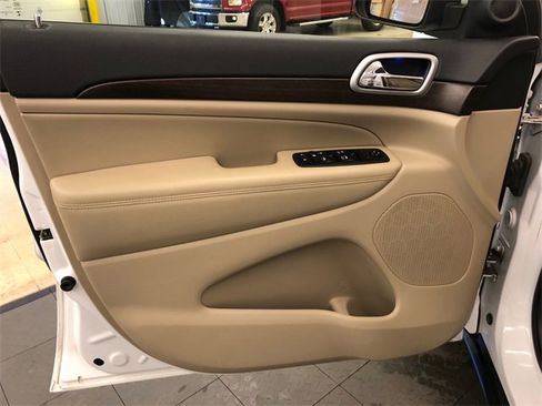 Used 2018 Jeep Grand Cherokee Laredo image 12