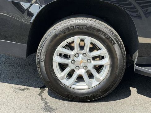 Used 2025 Chevrolet Suburban LT AWD/4WD image 9