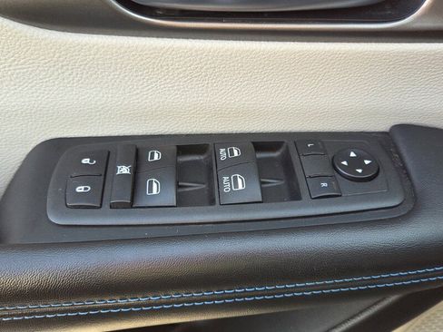 Used 2021 Chrysler Pacifica Touring image 19