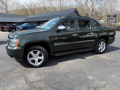 Used 2013 Chevrolet Avalanche LTZ image 37