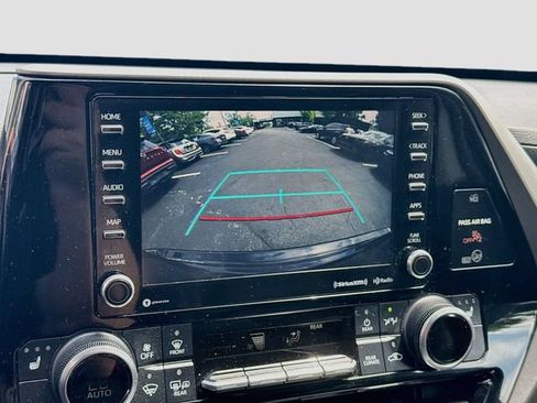Used 2021 Toyota Highlander XLE AWD/4WD image 20