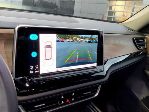 Used 2024 Volkswagen Atlas SE image 27