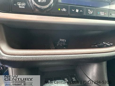 Used 2018 Toyota Highlander XLE AWD/4WD image 33