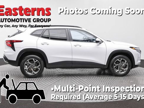 Used 2025 Chevrolet Trax LT FWD image 4