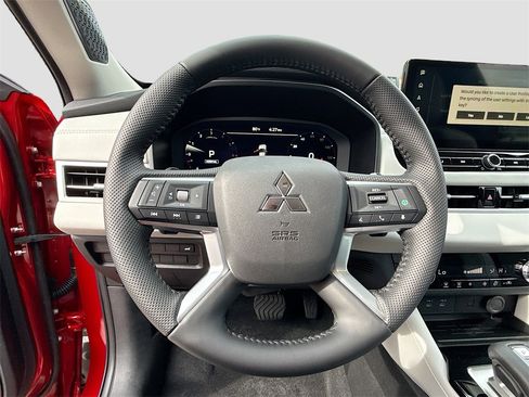 New 2025 Mitsubishi Outlander SE image 11
